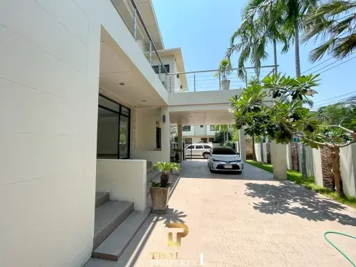 Massive 9 Bedroom Pool Villa For Sale 300 meter From Sukhumvit Road