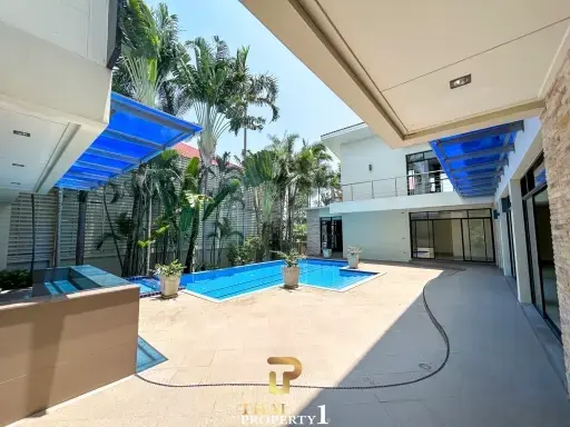 Massive 9 Bedroom Pool Villa For Sale 300 meter From Sukhumvit Road