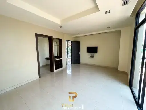 Massive 9 Bedroom Pool Villa For Sale 300 meter From Sukhumvit Road