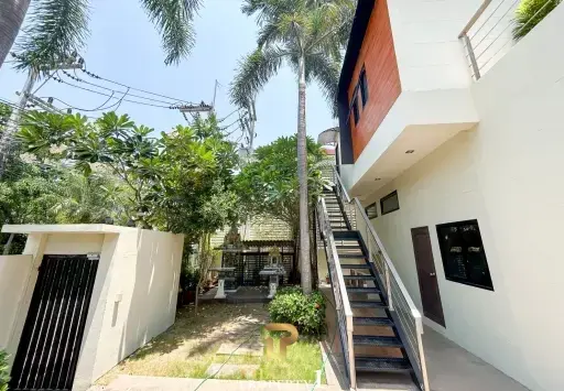 Massive 9 Bedroom Pool Villa For Sale 300 meter From Sukhumvit Road