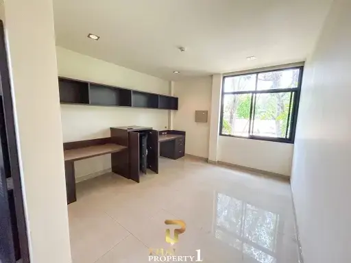 Massive 9 Bedroom Pool Villa For Sale 300 meter From Sukhumvit Road