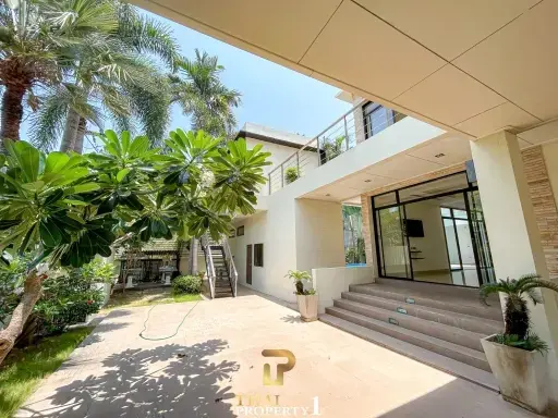 Massive 9 Bedroom Pool Villa For Sale 300 meter From Sukhumvit Road