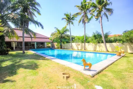 Palm Hills Golf Course - Beautifully Presented 5 Bed Pool Villa On Over 2,400 SQM. Plot