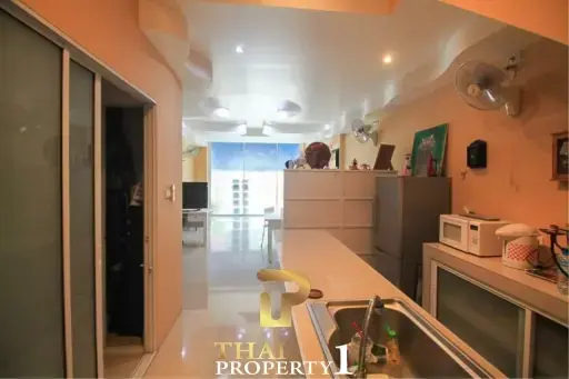 JOMTIEN PLAZA CONDOTEL - 200 METER FROM THE BEACH - FOREIGN NAME 3 STOREY TOWNHOUSE/ SHOP HOUSE FOR SALE