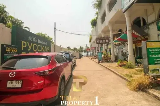 JOMTIEN PLAZA CONDOTEL - 200 METER FROM THE BEACH - FOREIGN NAME 3 STOREY TOWNHOUSE/ SHOP HOUSE FOR SALE