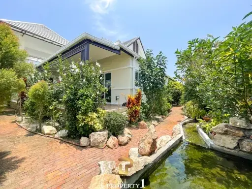 Extended 3/4 Bedroom House With Large Covered Outdoor Area &amp; Stunning Garden - Emerald Scenery