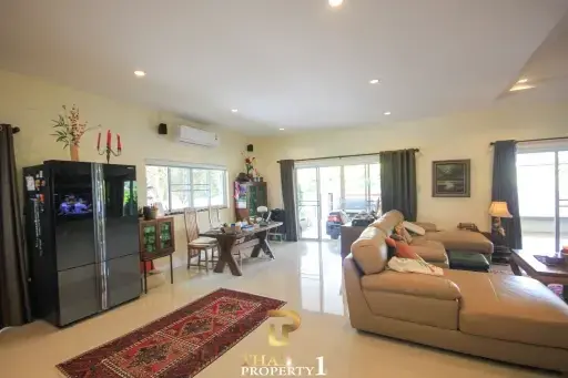 Extended 3/4 Bedroom House With Large Covered Outdoor Area &amp; Stunning Garden - Emerald Scenery