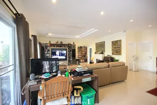 Extended 3/4 Bedroom House With Large Covered Outdoor Area &amp; Stunning Garden - Emerald Scenery