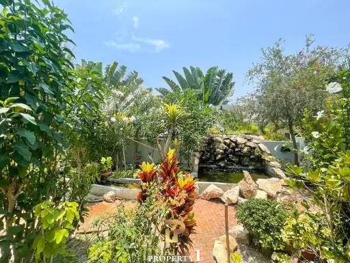 Extended 3/4 Bedroom House With Large Covered Outdoor Area &amp; Stunning Garden - Emerald Scenery