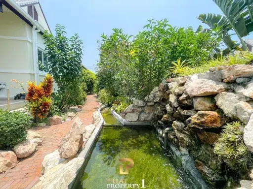 Extended 3/4 Bedroom House With Large Covered Outdoor Area &amp; Stunning Garden - Emerald Scenery