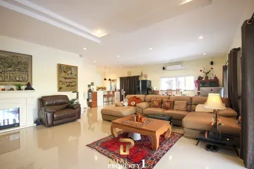 Extended 3/4 Bedroom House With Large Covered Outdoor Area &amp; Stunning Garden - Emerald Scenery