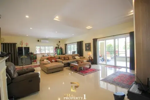 Extended 3/4 Bedroom House With Large Covered Outdoor Area &amp; Stunning Garden - Emerald Scenery