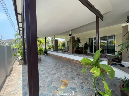 Extended 3/4 Bedroom House With Large Covered Outdoor Area &amp; Stunning Garden - Emerald Scenery