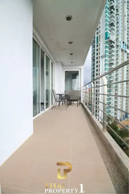 Modern 2 Bedroom Condo La Royale Beach - Na Jomtien