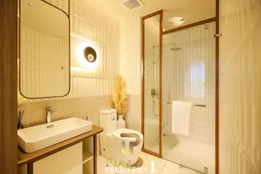 High Floor Luxury 1 Bedroom Unit At Arom Jomtien (Off-plan under Foreigner Name)