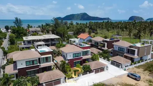 4 Bedroom Beach Villa For Sale - Dolphin Bay