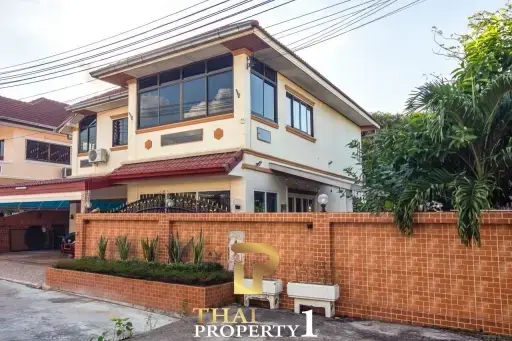 Newly Renovated Central Two Storey House At Nernplubwarn - Pattaya