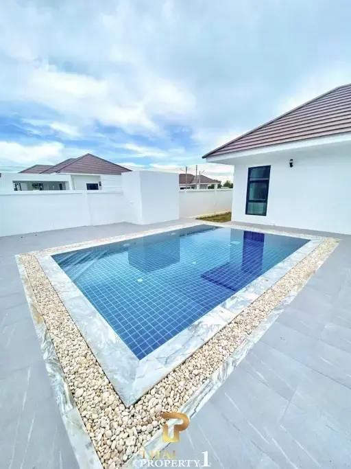 House for Sale Near Bangsaray Beach with Private Swimming Pool - Pattaya Bangsaray